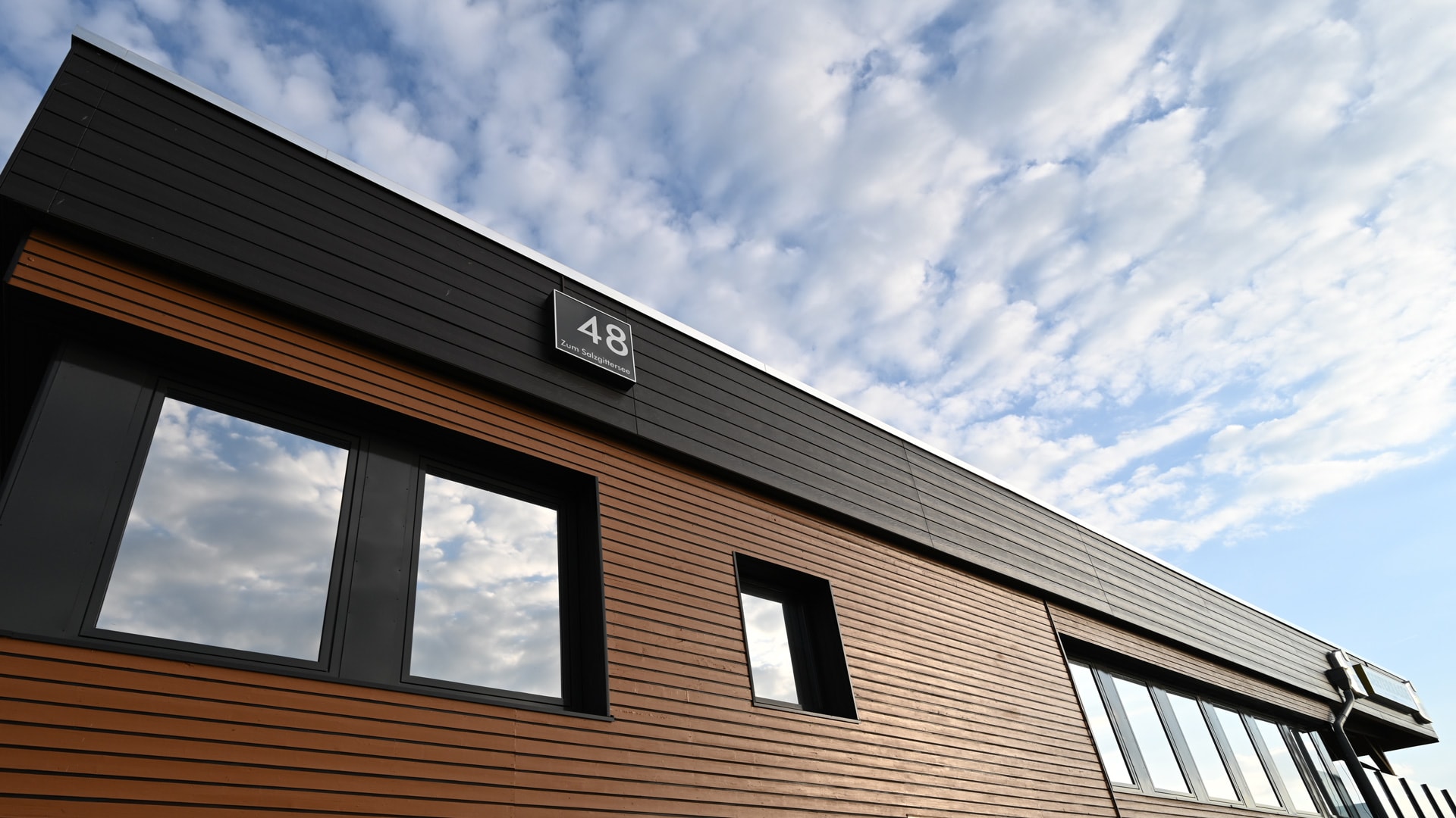 Restaurant Seeterrasse Salzgitter Außenansicht mit Hausnummer 48 und Straßenbezeichnung Zum Salzgittersee